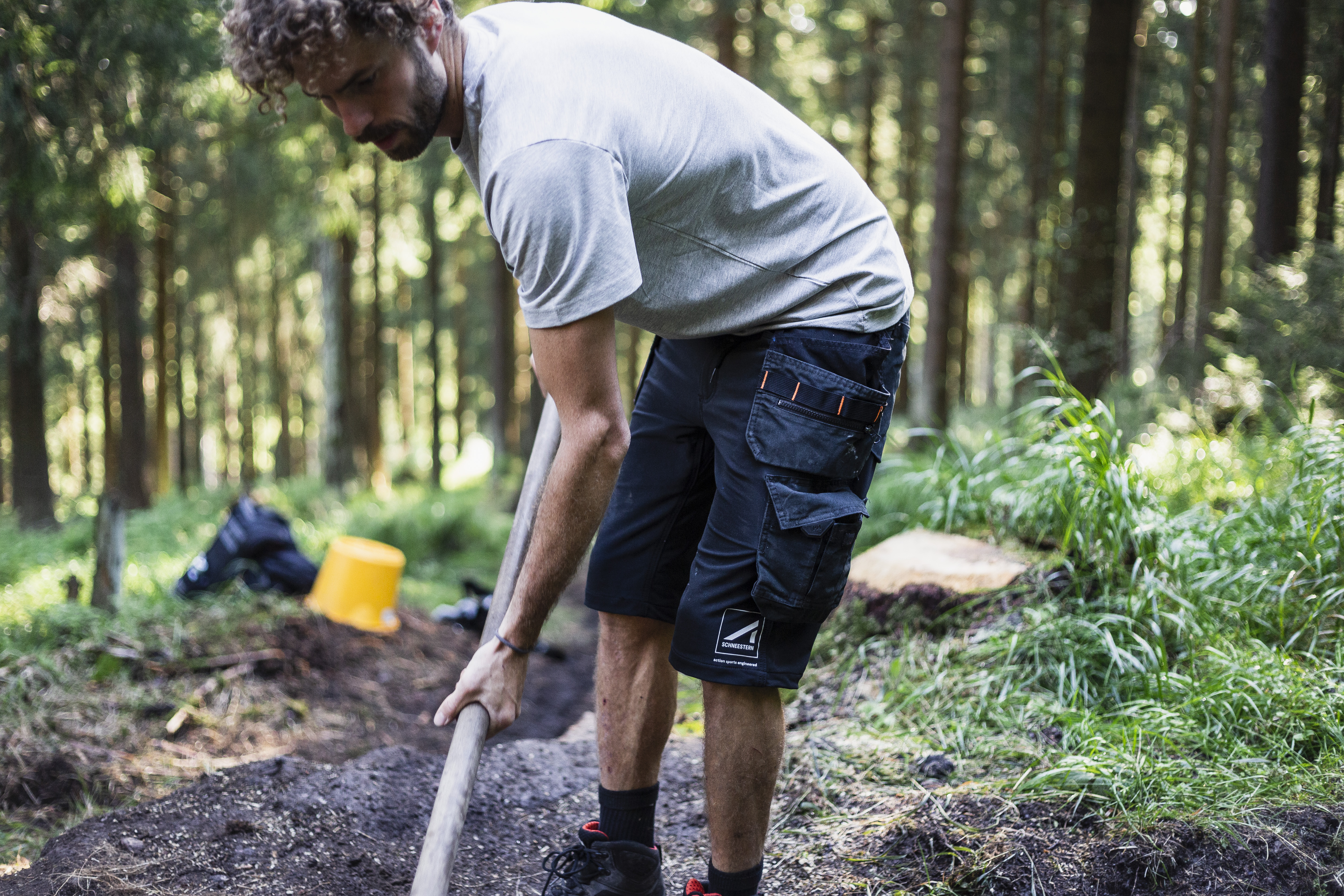 Helly Hansen työshortsit ovat vilpoisa ja tyylikäs valinta kesätyövaatteeksi.