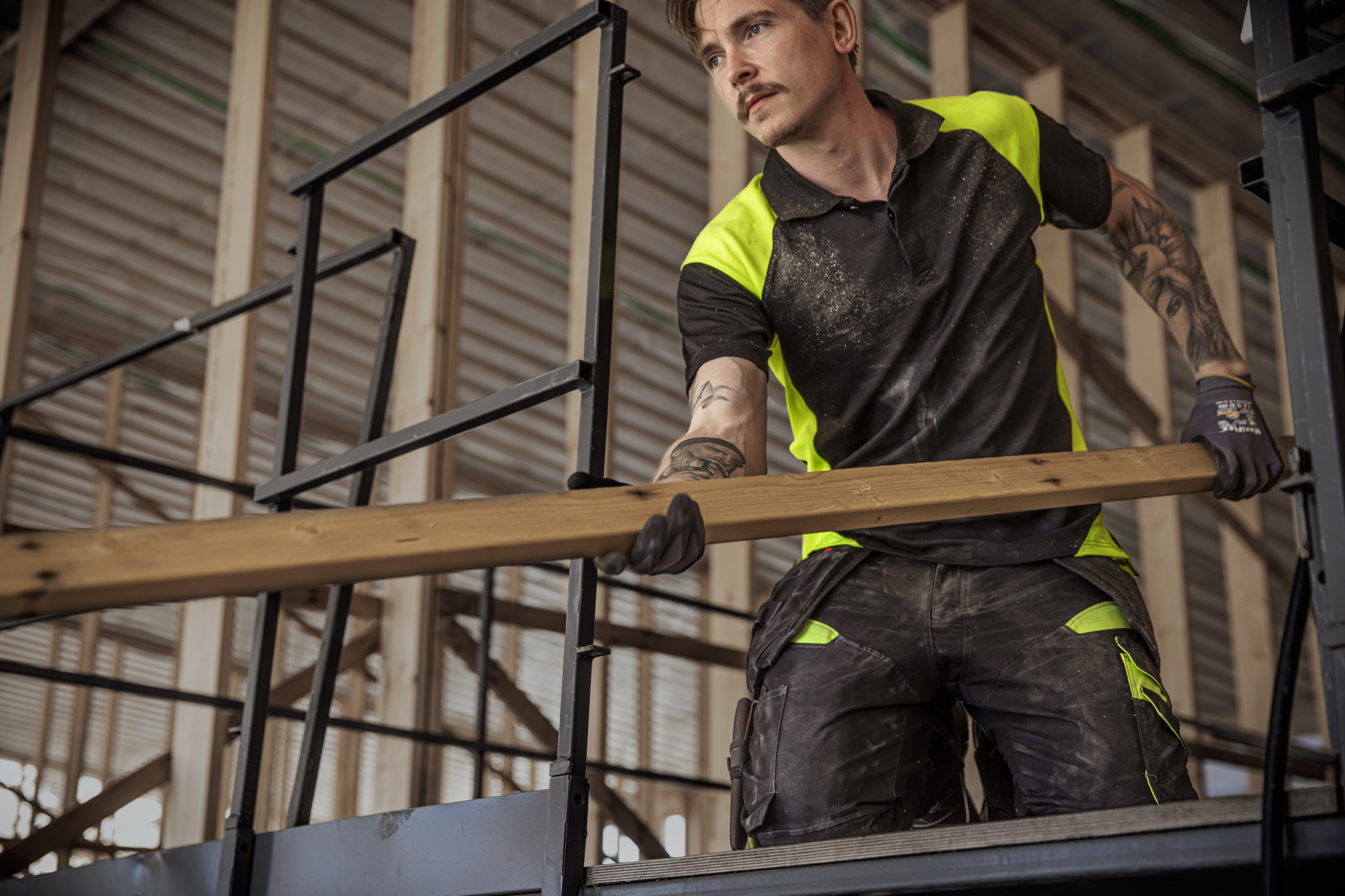 Fristads huomiopaitojen valikoimasta löydät myös työpaidat hillitymmillä huomioväriyksityiskohdilla