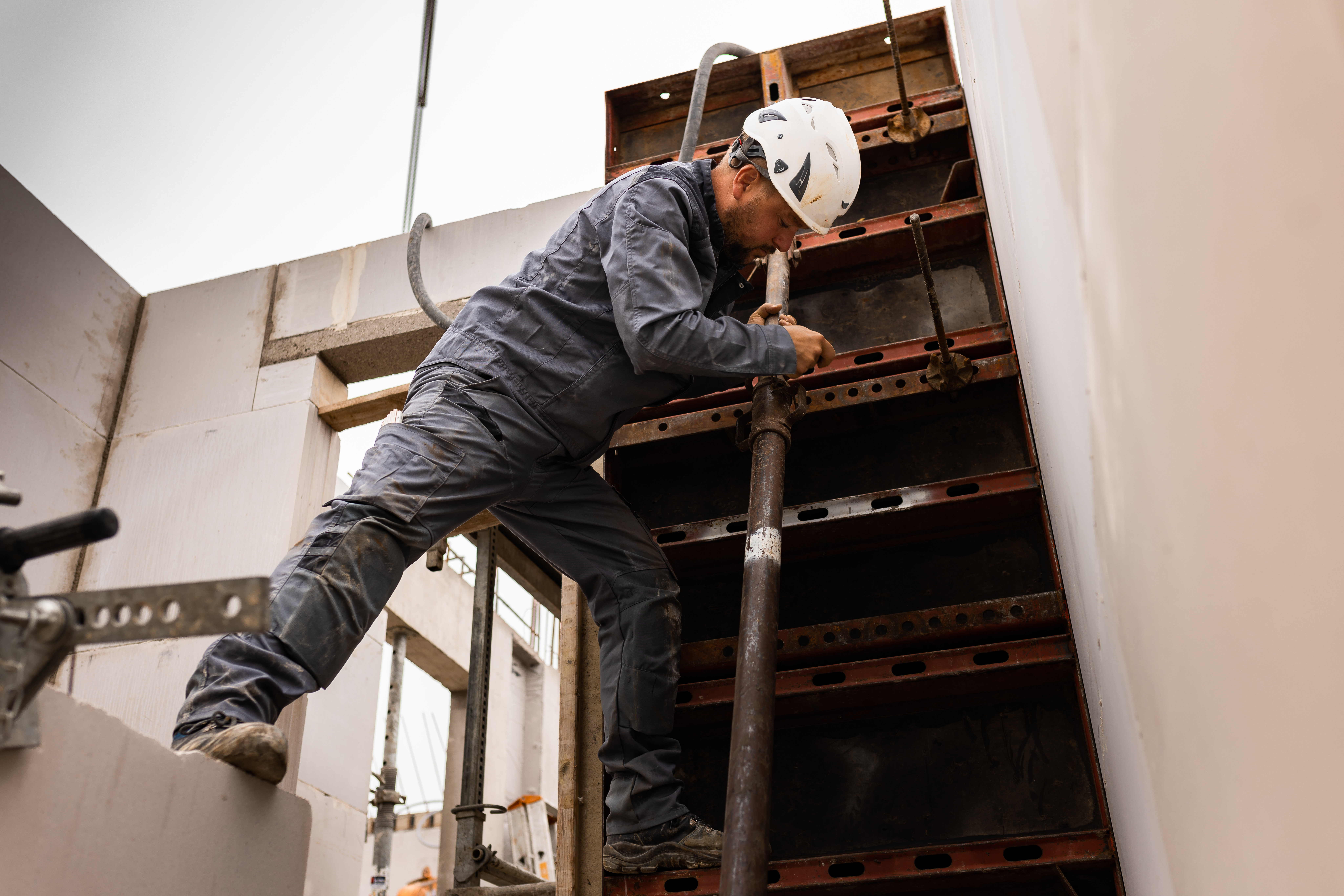 Fristads työhousut kestävät myös kovaa kulutusta ja ovat pestävissä korkeissa lämpötiloissa. Suosituimmat mallit kestävät 75-85 asteen lämpötilassa vähintään 50 pesukertaa.