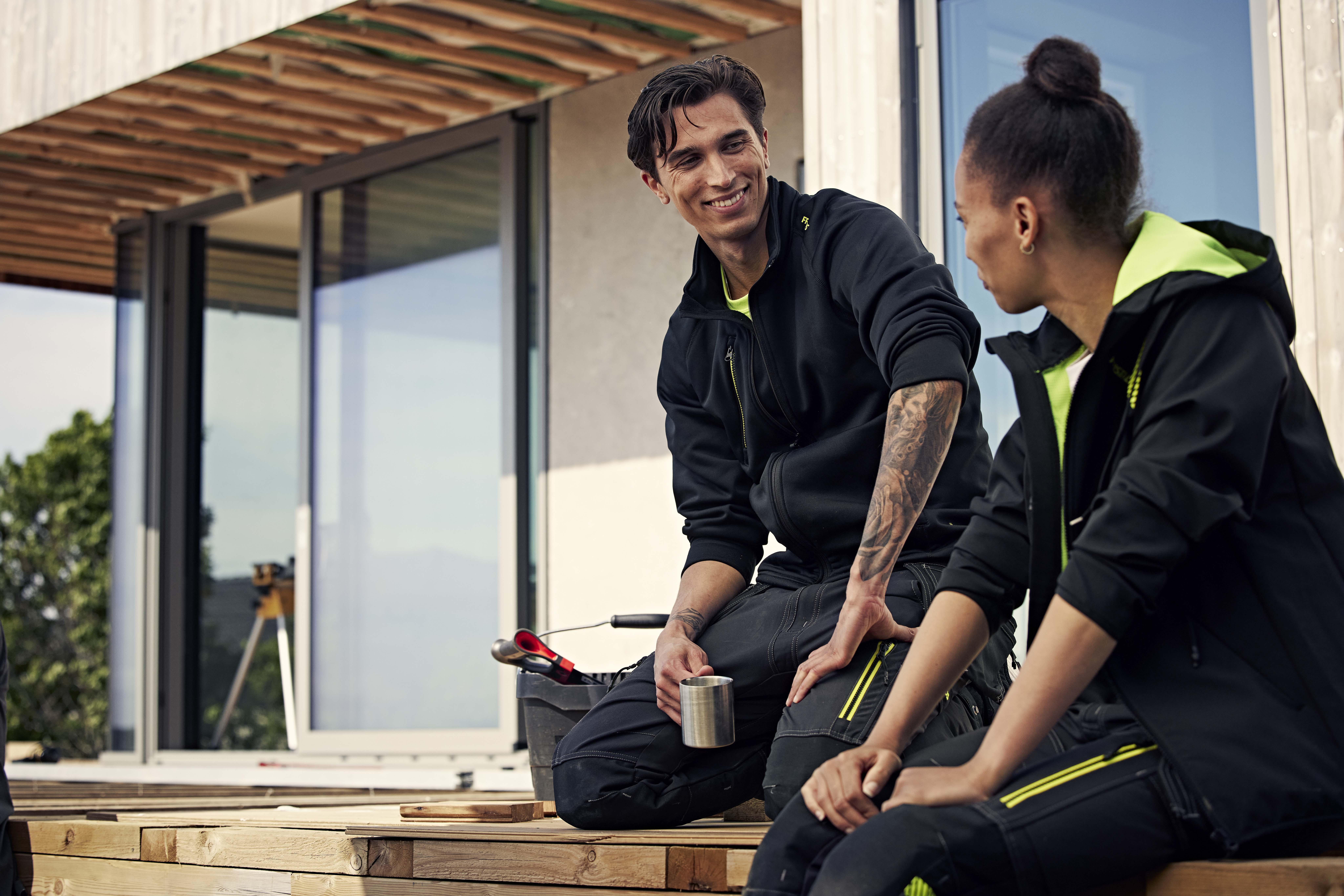 Fristads työpaitoja on saatavilla myös huomiovärisillä yksityiskohdilla.