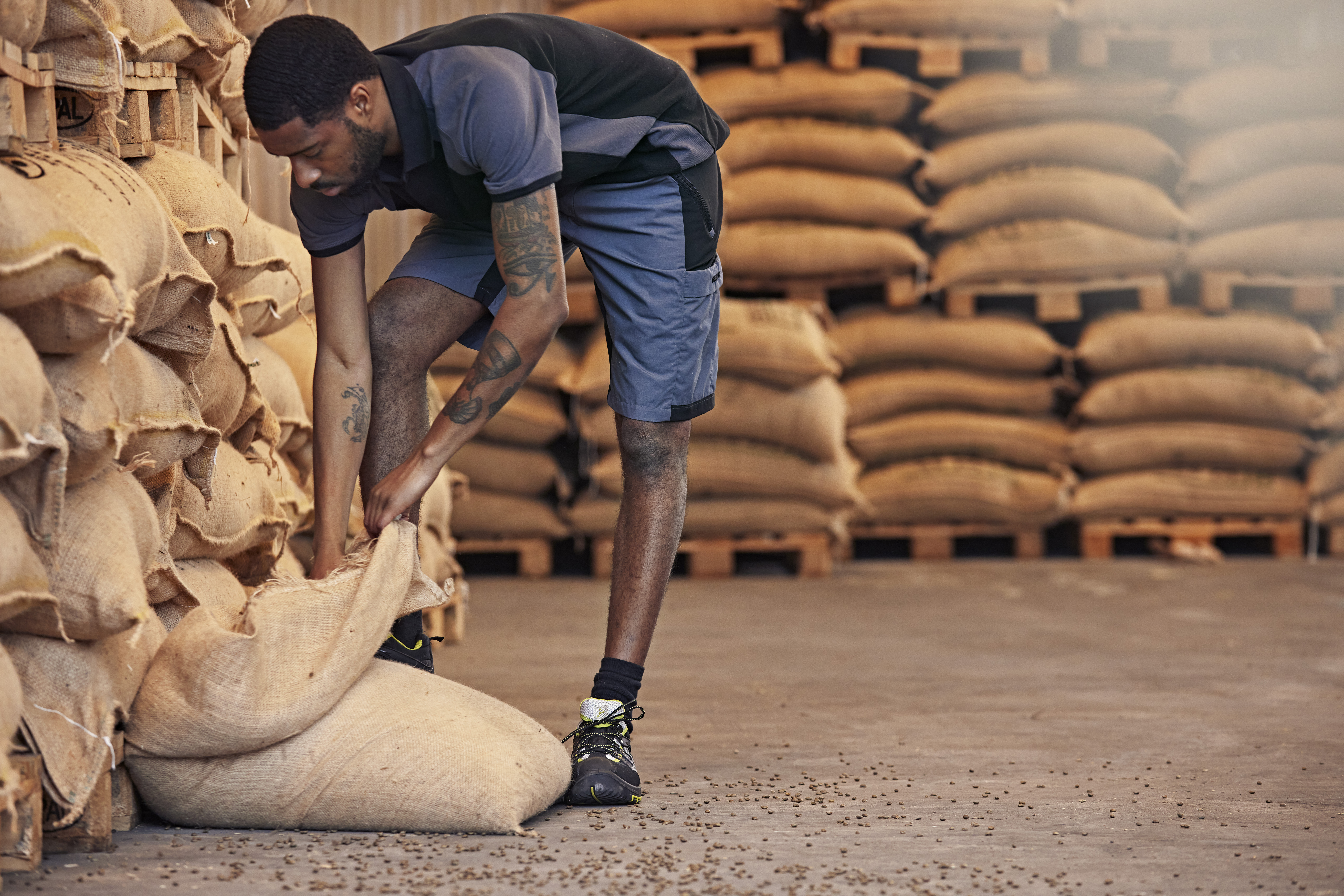 Fristads työshortsit sopivat työasun alaosaksi lämpimillä kesäkeleillä.