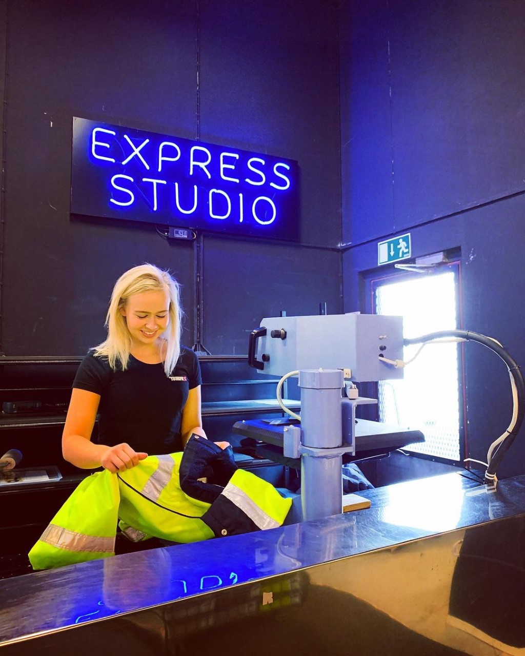 huomiovaatteet-logolla